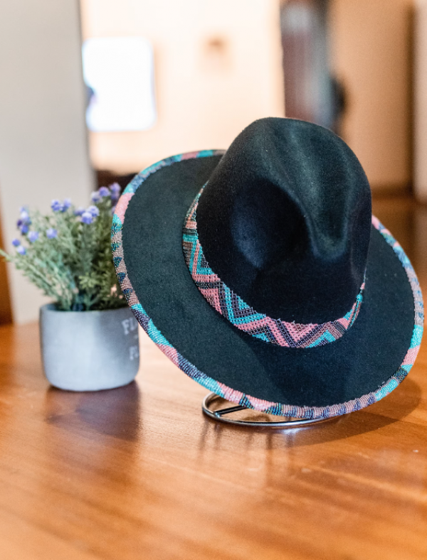 Topi berwajah dengan dekorasi manik-manik